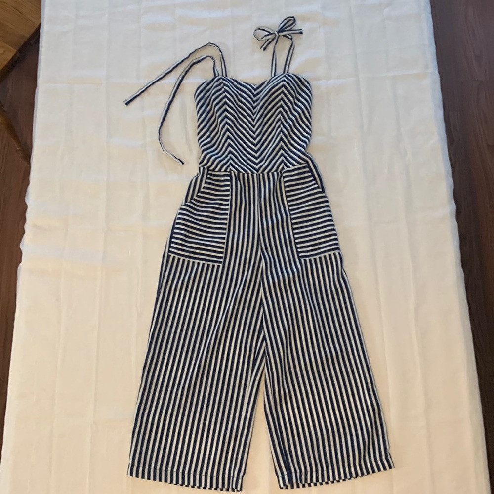 Monteau jumper size: small with pockets.